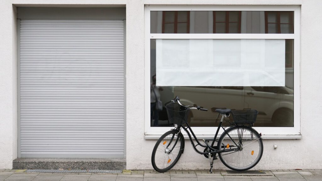 Local comercial amb bicicleta a la porta