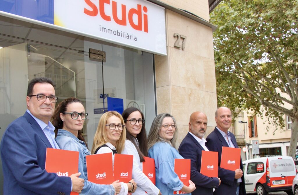 Equipo Studi en el exterior de la agencia en Mataró