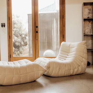 ambiente en tonos neutros y muebles minimalistas