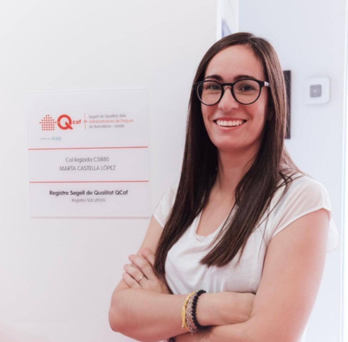 Marta Castella sonríe junto a su placa de administradora delegada