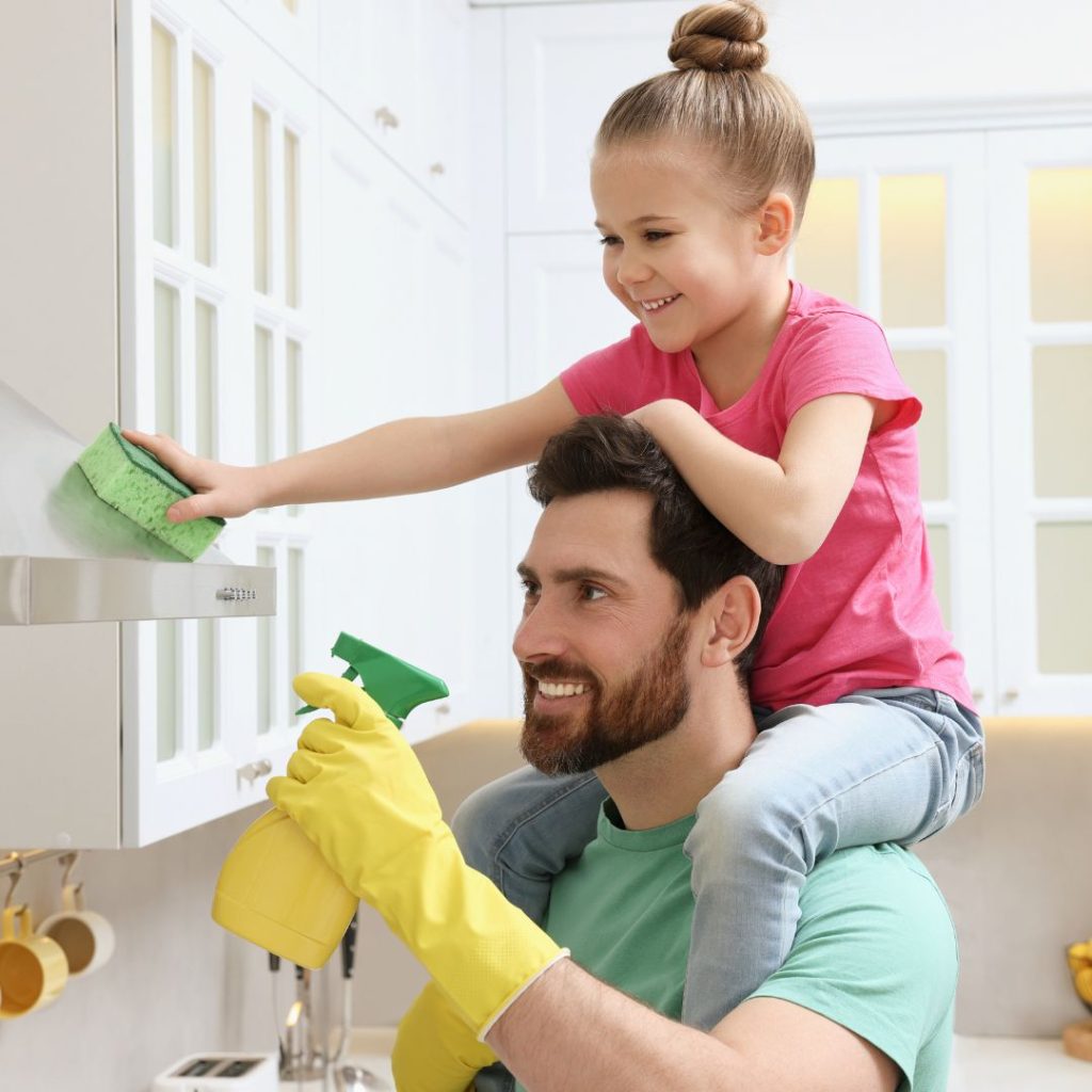 Padre e hija haciendo limpieza alegres
