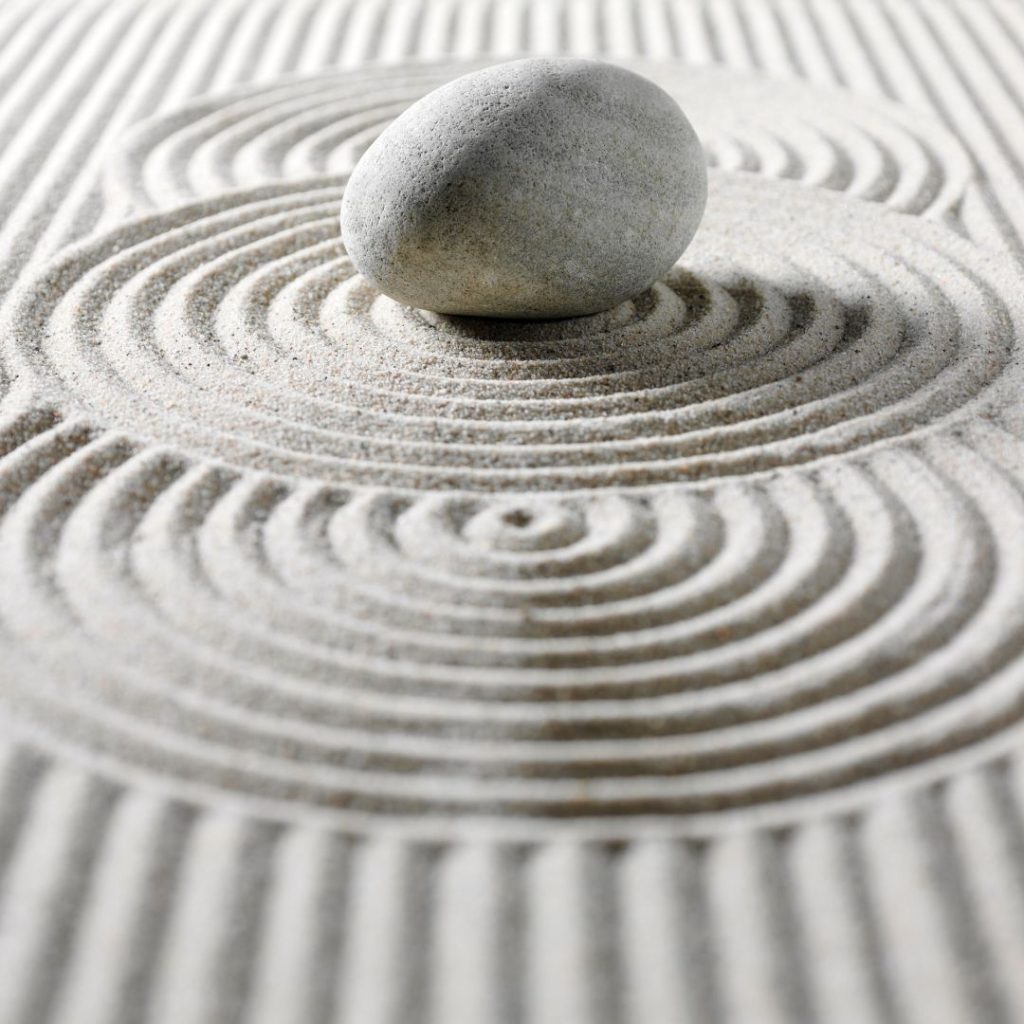 Imagen de arena y piedra que representa el arte del Feng shui